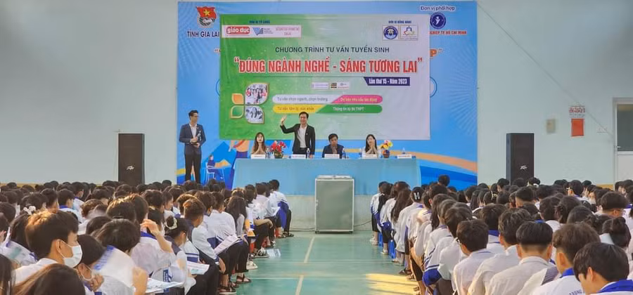 Quang cảnh chương trình tư vấn tuyển sinh tại Trường THPT Nguyễn Bỉnh Khiêm. Ảnh: Trúc Phùng