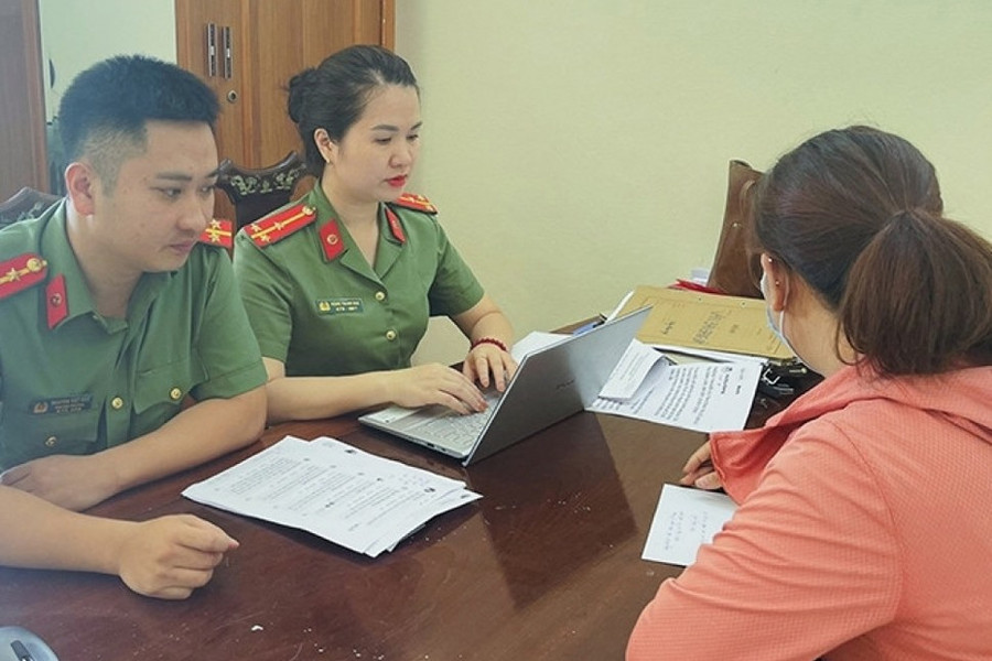 N.H.T tại buổi làm việc với công an. Ảnh nguồn Báo Lao Động