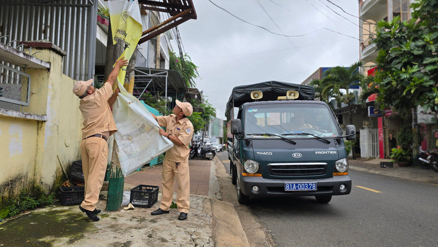Tổ trật tự giao thông, trật tự đô thị phường Hội Thương ra quân bóc dỡ biển quảng cáo, rao vặt trên địa bàn phường. Ảnh: Bá Bính Tổ trật tự giao thông, trật tự đô thị phường Hội Thương ra quân bóc dỡ biển quảng cáo, rao vặt trên địa bàn phường. Ảnh: Bá Bính