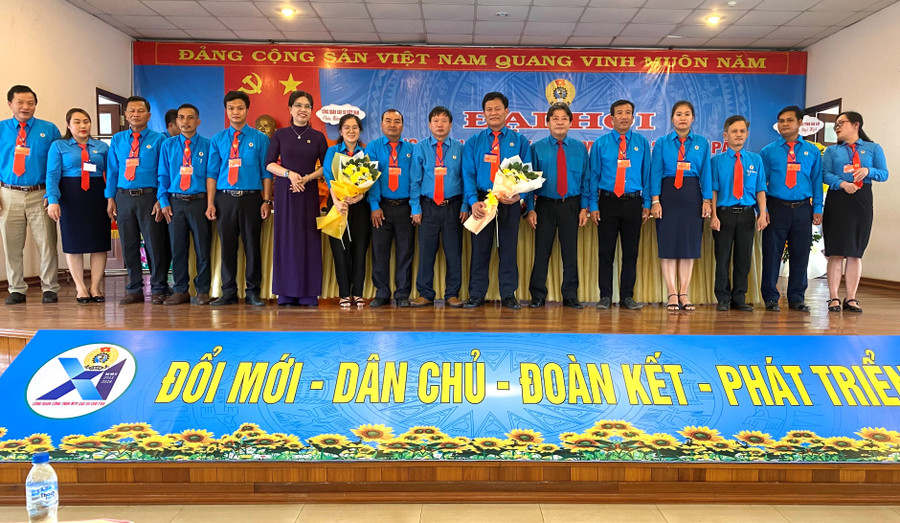 Ban Chấp hành Công đoàn Công ty TNHH một thành viên Cao su Chư Păh ra mắt tại Đại hội. Ảnh: Hà Đức Thành