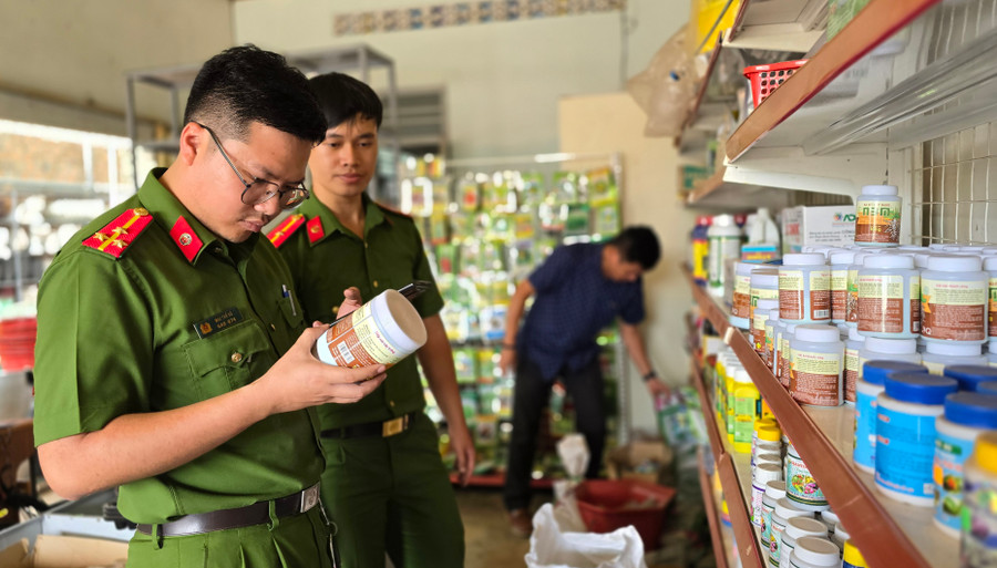 Lực lượng chức năng kiểm tra thông tin trên nhãn hàng hoá sản phẩm. Ảnh: Bá Bính Lực lượng chức năng kiểm tra thông tin trên nhãn hàng hoá sản phẩm. Ảnh: Bá Bính