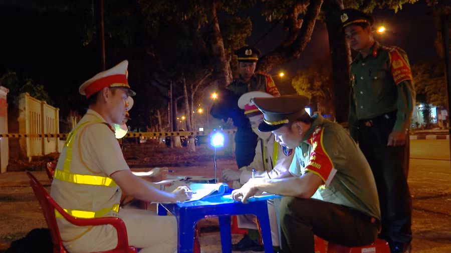 Đội kiểm tra điều lệnh kiểm tra việc chấp hành Điều lệnh CAND của Tổ tuần tra kiểm soát giao thông tại đường Lê Duẩn, TP. Pleiku. Ảnh: Bảo Hân