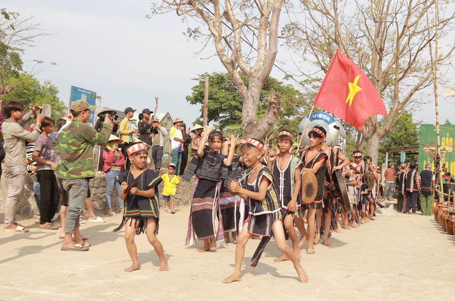 Festival là dịp để các dân tộc các tỉnh Tây Nguyên gặp gỡ, giao lưu văn hóa, trao đổi học hỏi kinh nghiệm trong công tác bảo tồn, phát huy và quảng bá Không gian văn hóa cồng chiêng Tây Nguyên. Ảnh: Phương Vi Festival là dịp để các dân tộc các tỉnh Tây Nguyên gặp gỡ, giao lưu văn hóa, trao đổi học hỏi kinh nghiệm trong công tác bảo tồn, phát huy và quảng bá Không gian văn hóa cồng chiêng Tây Nguyên. Ảnh: Phương Vi