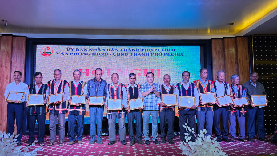 Lãnh đạo thành phố trao giấy khen của Chủ tịch UBND TP. Pleiku cho người có uy tín có thành tích xuất sắc tiêu biểu năm 2023. Ảnh: Bá Bính Lãnh đạo thành phố trao giấy khen của Chủ tịch UBND TP. Pleiku cho người có uy tín có thành tích xuất sắc tiêu biểu năm 2023. Ảnh: Bá Bính