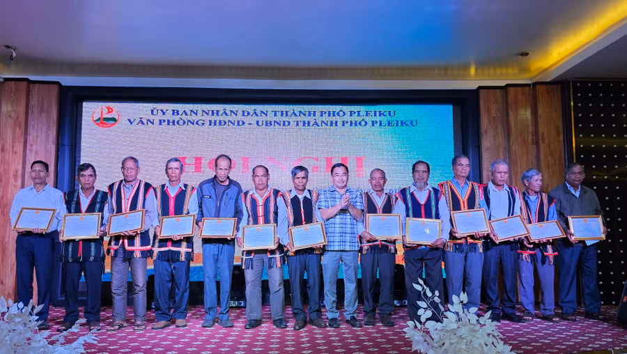 Lãnh đạo thành phố trao giấy khen của Chủ tịch UBND TP. Pleiku cho người có uy tín có thành tích xuất sắc tiêu biểu năm 2023. Ảnh: Bá Bính