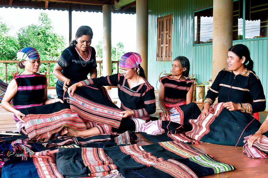 Trước đây, thổ cẩm thường được sử dụng may thành các bộ váy áo, khăn, khố cho các thành viên trong gia đình và mặc vào các dịp lễ, hội.