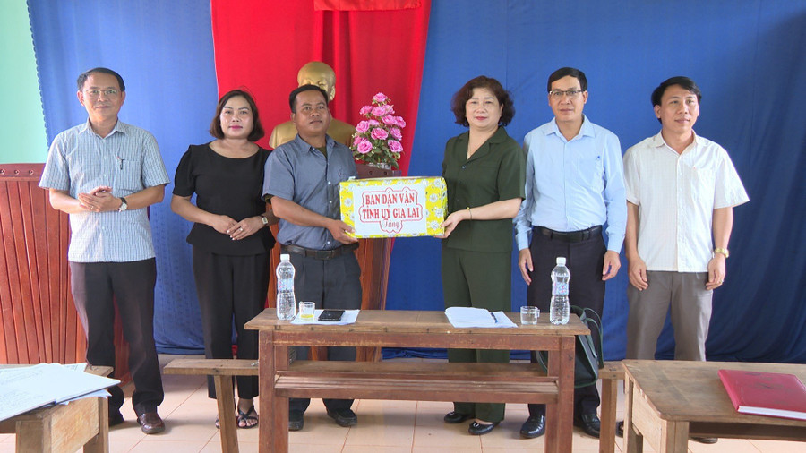 Trưởng ban Dân vận Tỉnh ủy Phạm Thị Tố Hải (thứ 3 từ phải sang) tặng quà cho cán bộ và Nhân dân làng O Ngol xã Ia Vê. Ảnh: Khánh Linh Trưởng ban Dân vận Tỉnh ủy Phạm Thị Tố Hải (thứ 3 từ phải sang) tặng quà cho cán bộ và Nhân dân làng O Ngol xã Ia Vê. Ảnh: Khánh Linh