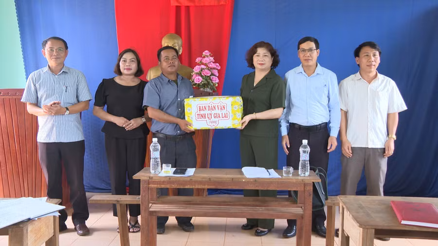 Trưởng ban Dân vận Tỉnh ủy Phạm Thị Tố Hải (thứ 3 từ phải sang) tặng quà cho cán bộ và Nhân dân làng O Ngol xã Ia Vê. Ảnh: Khánh Linh