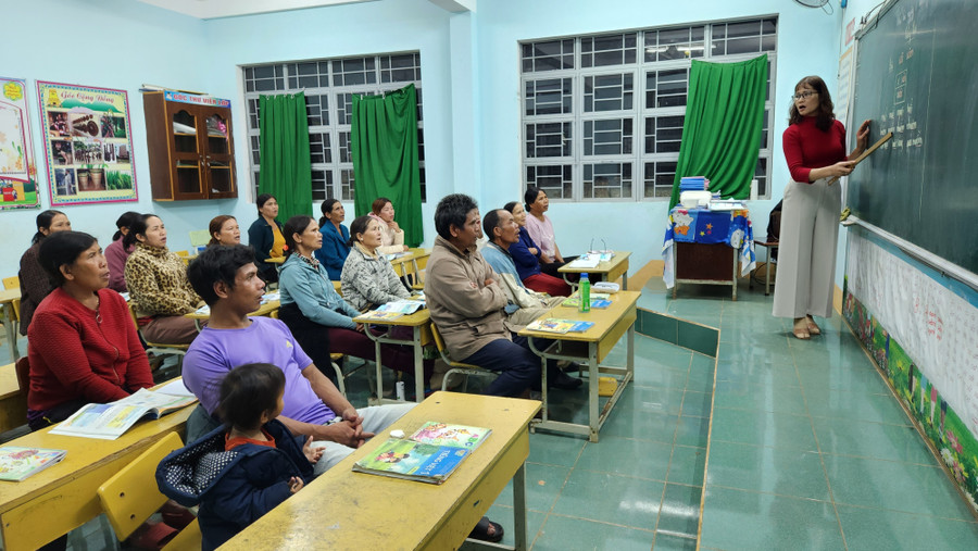 Lớp học tại làng Mơ Nú, xã Chư Á có đông học viên dù đã lớn tuổi nhưng vẫn đăng ký tham gia.