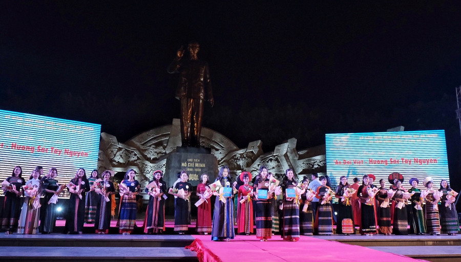 “Áo dài Việt-Hương sắc Tây Nguyên” góp phần “mở đường” cho sự phát triển của thổ cẩm Tây Nguyên. Ảnh: Hoàng Ngọc “Áo dài Việt-Hương sắc Tây Nguyên” góp phần “mở đường” cho sự phát triển của thổ cẩm Tây Nguyên. Ảnh: Hoàng Ngọc