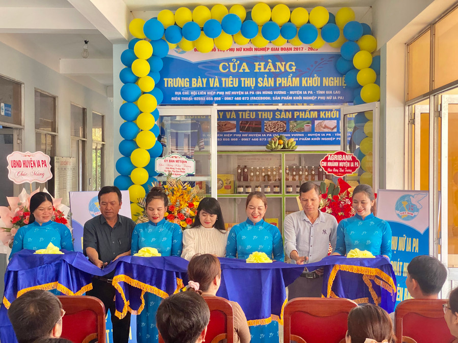 Các đại biểu cắt băng khai trương cửa hàng. Ảnh: Mai Linh