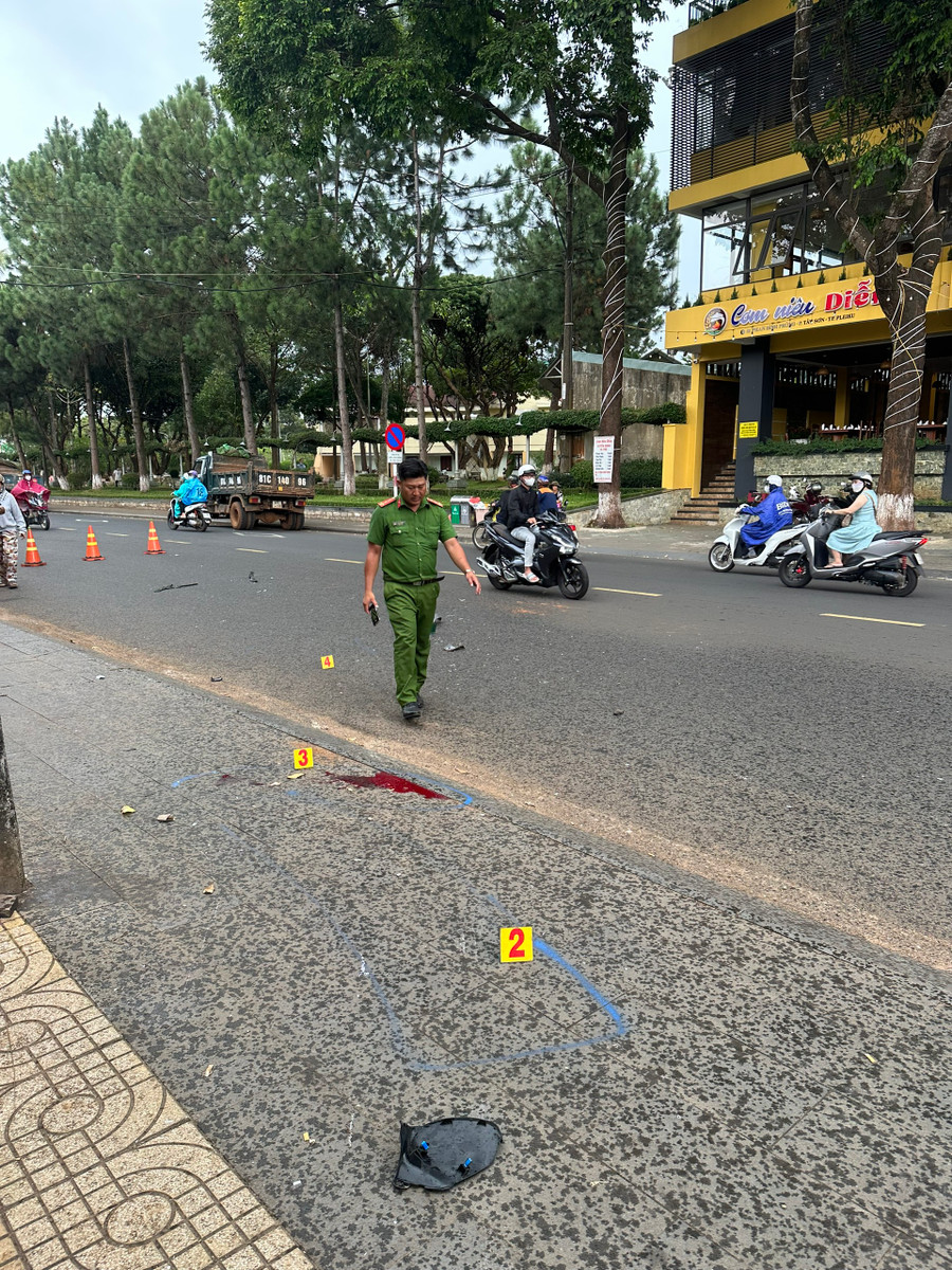 Lực lượng Công an có mặt tại hiện trường để làm rõ nguyên nhân vụ tai nạn. Ảnh: Phạm Dực