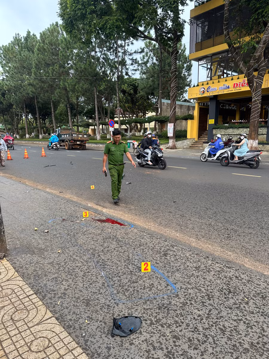 Lực lượng Công an có mặt tại hiện trường để làm rõ nguyên nhân vụ tai nạn. Ảnh: Phạm Dực Lực lượng Công an có mặt tại hiện trường để làm rõ nguyên nhân vụ tai nạn. Ảnh: Phạm Dực