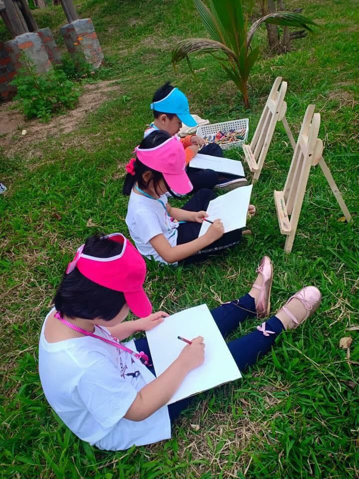 Vừa được trải nghiệm thực tế, các em học sinh vừa có thể làm bài tập ngay tại buổi tham quan. Ảnh: A Ngưi Vừa được trải nghiệm thực tế, các em học sinh vừa có thể làm bài tập ngay tại buổi tham quan. Ảnh: A Ngưi