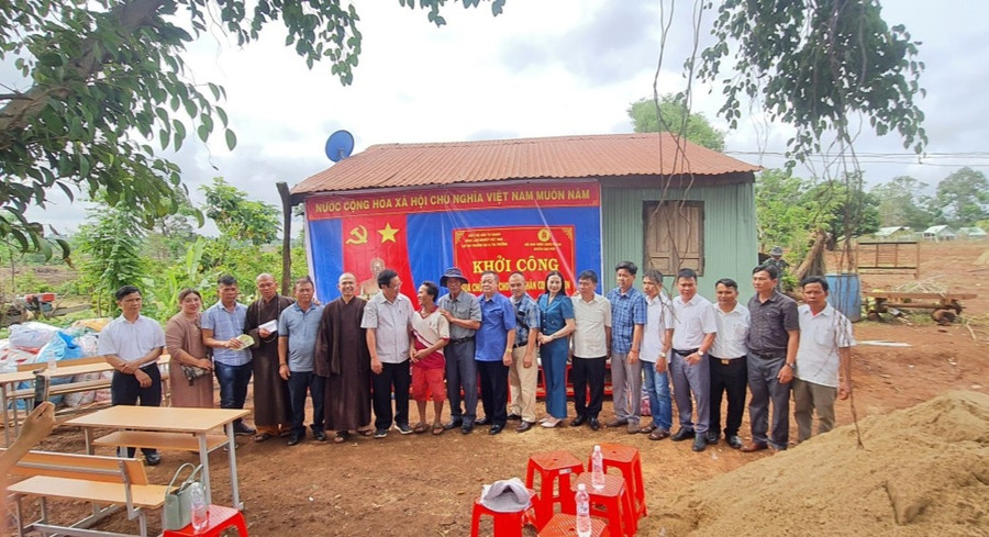 Khởi công sửa chữa nhà ở cho gia đình ông Siu Kra tại thôn Hà Ra, xã Ia Hla, huyện Chư Pưh. Ảnh: Hồng Ngọc