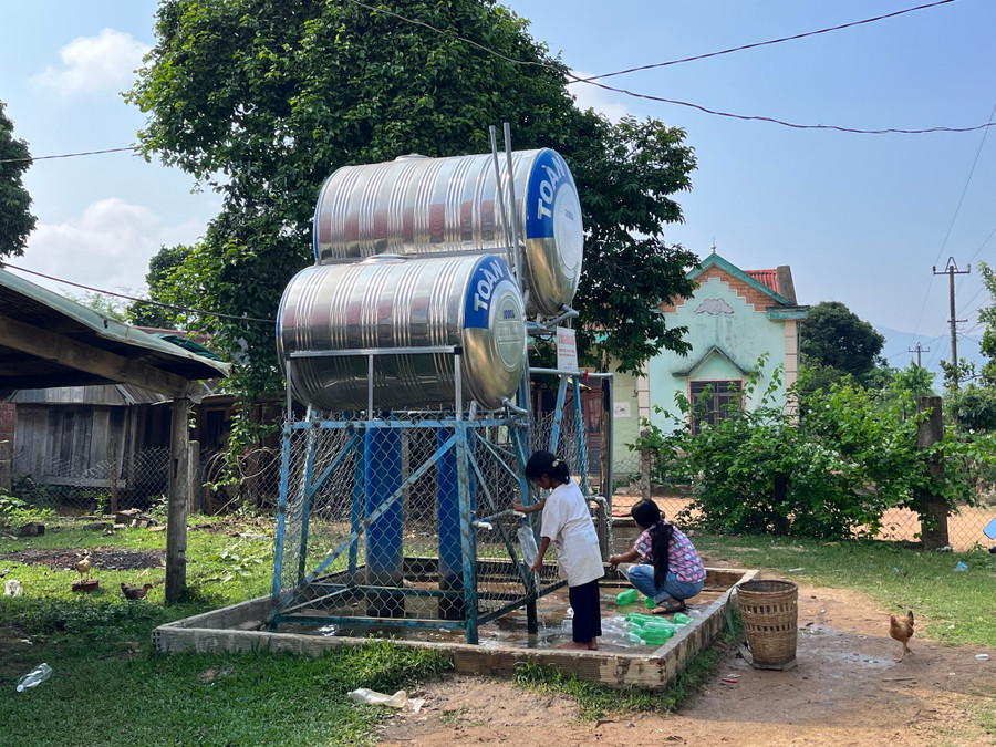 Sổ tay hướng dẫn cụ thể quy trình thực hiện trong việc lập kế hoạch đầu tư công trung hạn, lập và giao kế hoạch hàng năm, lập kế hoạch có sự tham gia của cộng đồng. Ảnh: Phương Vi