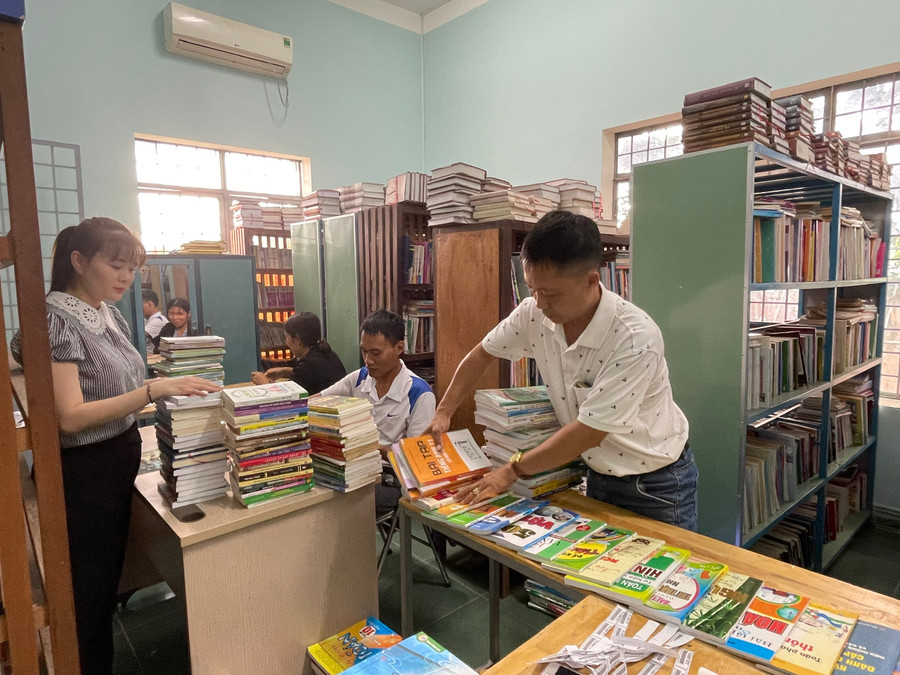 Cán bộ Thư viện tỉnh sẽ trực tiếp hướng dẫn, biên mục tài liệu 1.200 bản sách tại Thư viện huyện Kông Chro. Ảnh: Phương Liên