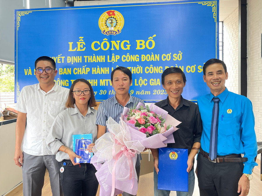 Ban Chấp hành lâm thời Công đoàn cơ sở Công ty TNHH một thành viên Xuân Lộc Gia Lai ra mắt nhận nhiệm vụ. Ảnh: Bá Bính Ban Chấp hành lâm thời Công đoàn cơ sở Công ty TNHH một thành viên Xuân Lộc Gia Lai ra mắt nhận nhiệm vụ. Ảnh: Bá Bính