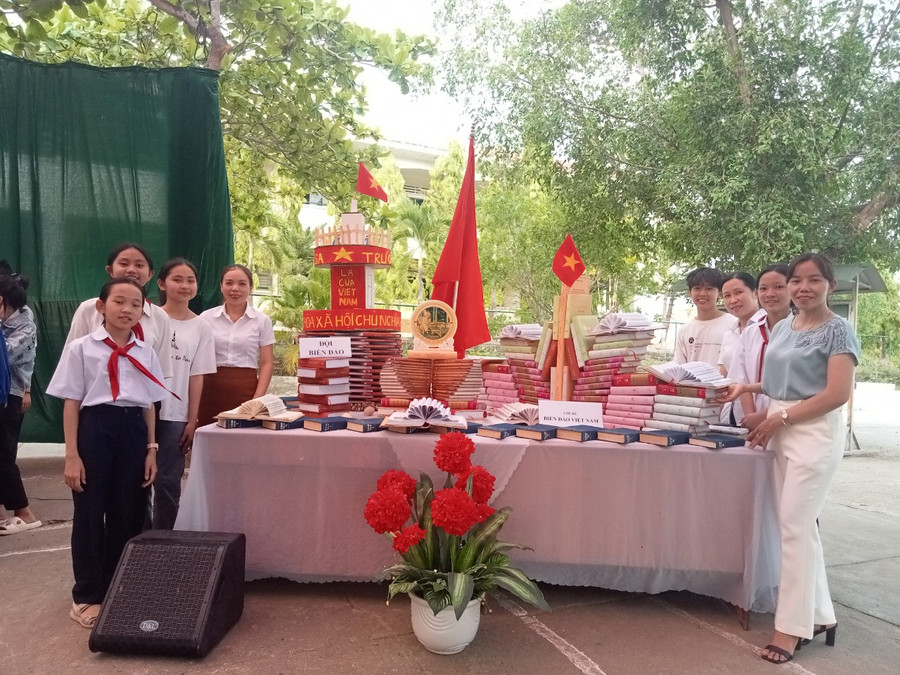Cuộc thi xếp sách nghệ thuật được học sinh hưởng ứng với nhiều chủ đề hấp dẫn. Ảnh: Hà Duyệt Cuộc thi xếp sách nghệ thuật được học sinh hưởng ứng với nhiều chủ đề hấp dẫn. Ảnh: Hà Duyệt