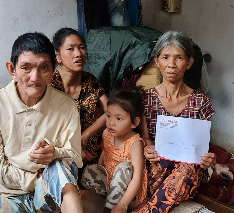 Bà Nguyễn Thị Hà nhận tiền hỗ trợ do Báo Gia Lai và bạn đọc trao tặng. Ảnh: Lệ Hằng Bà Nguyễn Thị Hà nhận tiền hỗ trợ do Báo Gia Lai và bạn đọc trao tặng. Ảnh: Lệ Hằng