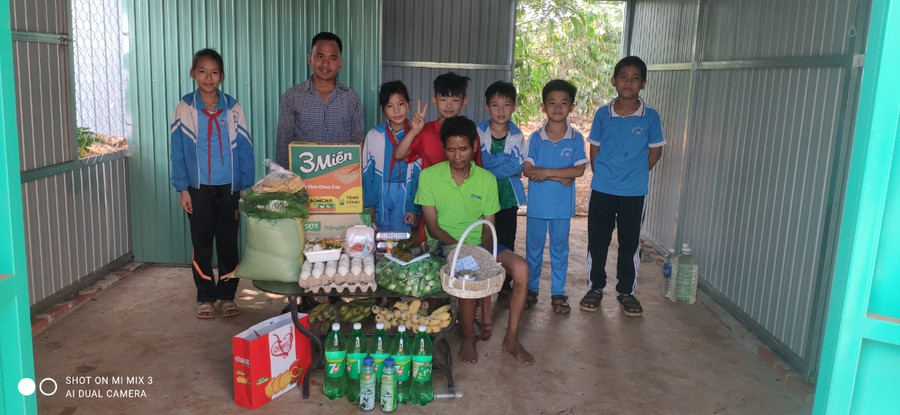 Đoàn công tác trao nhà và tặng quà cho ông Rơ Mah Chông. Ảnh: Hồng Ngọc Đoàn công tác trao nhà và tặng quà cho ông Rơ Mah Chông. Ảnh: Hồng Ngọc