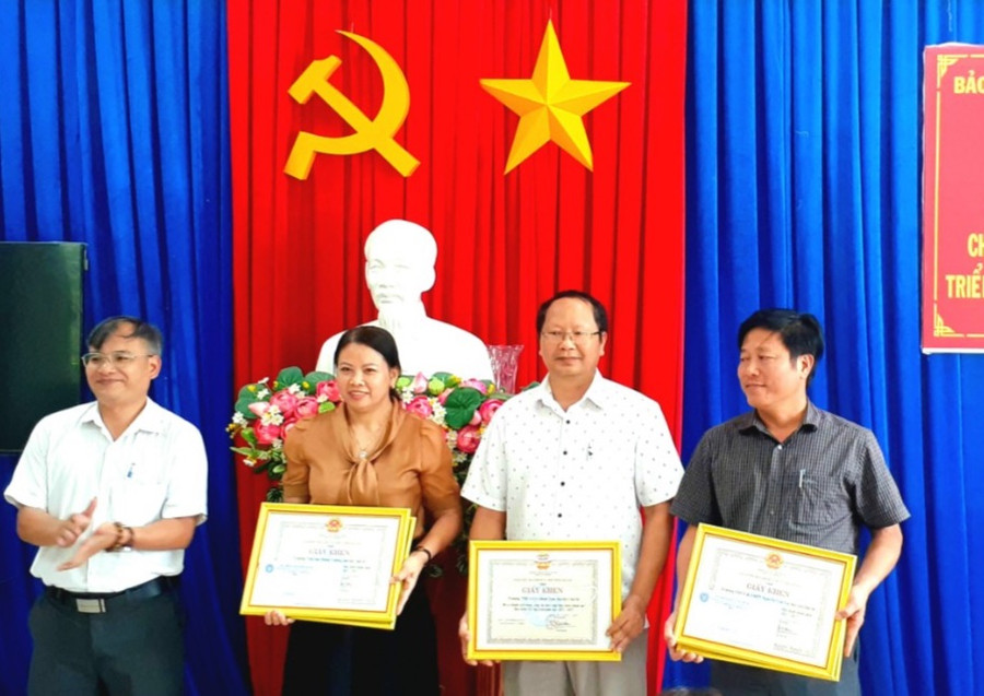 Lãnh đạo UBND huyện tặng giấy khen của Giám đốc BHXH tỉnh cho 3 tập thể. Ảnh: Hoàng Viên Lãnh đạo UBND huyện tặng giấy khen của Giám đốc BHXH tỉnh cho 3 tập thể. Ảnh: Hoàng Viên