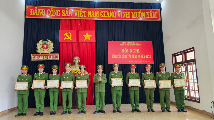 Trao bằng khen của Bộ trưởng Bộ công an cho các tập thể, cá nhân có thành tích xuất sắc trong phong trào thi đua “Vì an ninh tổ quốc giai đoạn 2021-2022”. Ảnh: Bá Bính