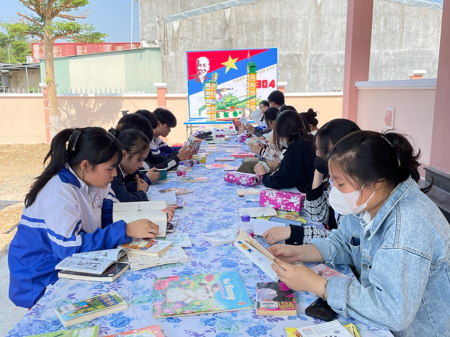 Học sinh huyện Kông Chro tham gia đọc sách tại chương trình. Ảnh: Phương Liên Học sinh huyện Kông Chro tham gia đọc sách tại chương trình. Ảnh: Phương Liên