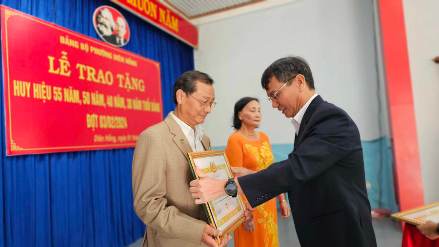 Bí thư Thành uỷ Trịnh Duy Thuân trao Huy hiệu 50 năm tuổi Đảng cho đồng chí Đoàn Minh Phụng. Ảnh: P.D Bí thư Thành uỷ Trịnh Duy Thuân trao Huy hiệu 50 năm tuổi Đảng cho đồng chí Đoàn Minh Phụng. Ảnh: P.D