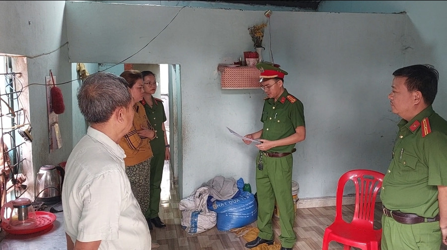 Công an huyện Ia Pa thi hành lệnh bắt khẩn cấp đối tượng Doãn Thị Lép. Ảnh Công an huyện Ia Pa cung cấp Công an huyện Ia Pa thi hành lệnh bắt khẩn cấp đối tượng Doãn Thị Lép. Ảnh Công an huyện Ia Pa cung cấp