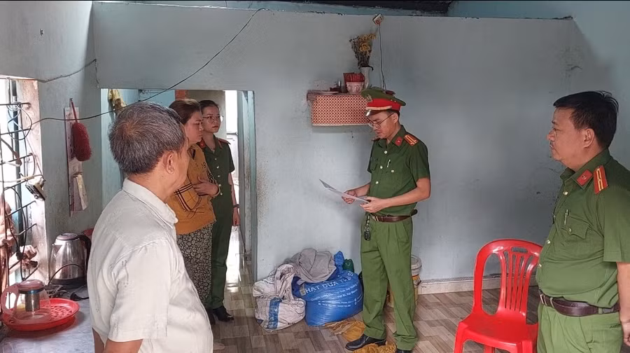 Công an huyện Ia Pa thi hành lệnh bắt khẩn cấp đối tượng Doãn Thị Lép. Ảnh Công an huyện Ia Pa cung cấp