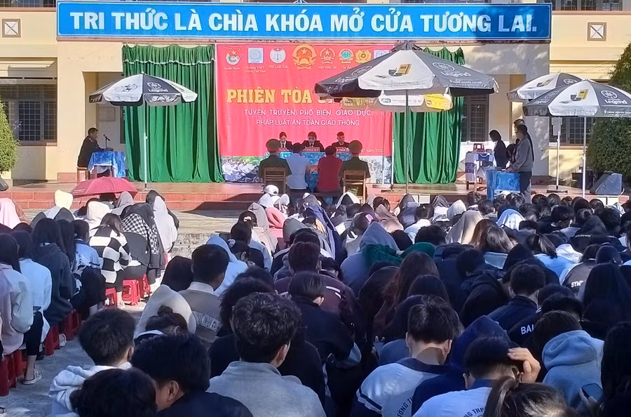 Quang cảnh phiên tòa giả định. Ảnh: Hồng Hạnh Quang cảnh phiên tòa giả định. Ảnh: Hồng Hạnh