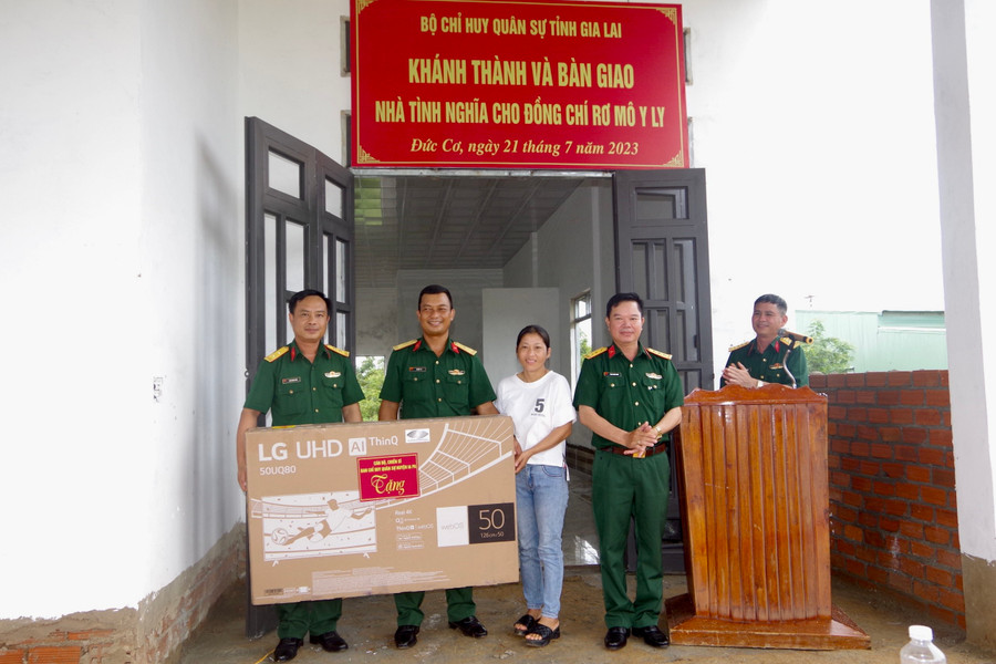 Bộ CHQS tỉnh trao tặng vật dụng sinh hoạt cho gia đình Thiếu tá Rơ Mô Y Ly. Ảnh: Thanh Tuyền