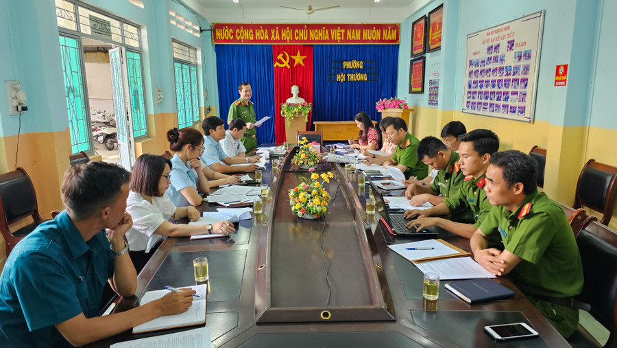 Quang cảnh buổi kiểm tra của đoàn công tác tại UBND phường Hội Thương. Ảnh: Bá Bính Quang cảnh buổi kiểm tra của đoàn công tác tại UBND phường Hội Thương. Ảnh: Bá Bính