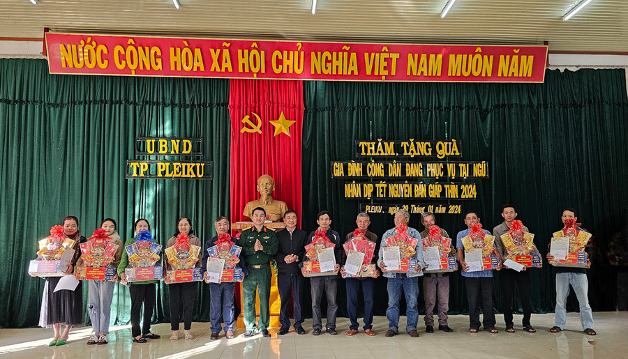 Đoàn công tác tặng quà cho các gia đình trên địa bàn phường Phù Đổng có công nhân đang phục vụ tại ngũ. Ảnh: Bá Bính Đoàn công tác tặng quà cho các gia đình trên địa bàn phường Phù Đổng có công nhân đang phục vụ tại ngũ. Ảnh: Bá Bính