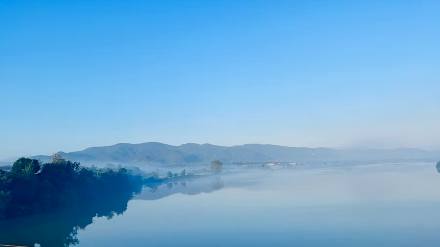 Vẻ đẹp sáng bình minh trên dòng sông Ba say đắm lòng người.