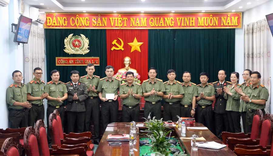 Thiếu tướng Rah Lan Lâm-Ủy viên Ban Thường vụ Tỉnh ủy, Bí thư Đảng ủy, Giám đốc Công an tỉnh và Đại tá Nguyễn Ngọc Sơn-Phó Giám đốc Công an tỉnh, Trưởng ban chuyên án khen thưởng động viên cán bộ, chiến sĩ tham gia triệt phá đường dây, tổ chức tội phạm lừa đảo qua mạng xã hội. Ảnh: Lê Ánh