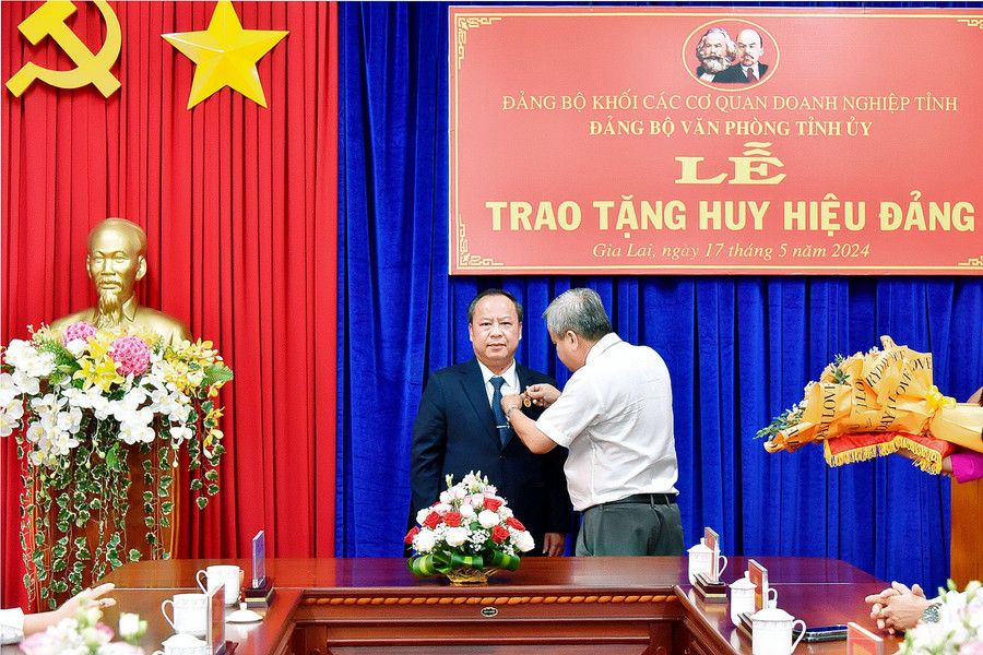 Đồng chí Châu Ngọc Tuấn-Phó Bí thư Thường trực Tỉnh ủy, Trưởng Đoàn đại biểu Quốc hội tỉnh vinh dự nhận Huy hiệu 30 năm tuổi Đảng. Ảnh: Đức Thụy Đồng chí Châu Ngọc Tuấn-Phó Bí thư Thường trực Tỉnh ủy, Trưởng Đoàn đại biểu Quốc hội tỉnh vinh dự nhận Huy hiệu 30 năm tuổi Đảng. Ảnh: Đức Thụy