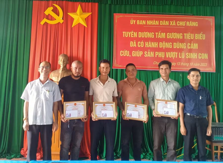 Lãnh đạo xã Chư Răng trao giấy khen và tiền thưởng cho 4 cá nhân vì có hành động dũng cảm. Ảnh: Như Loan