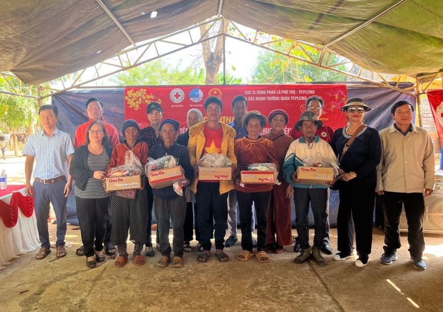 Tặng quà Tết cho hộ nghèo tại chợ Tết 0 đồng xã Đê Ar, huyện Mang Yang. Ảnh: Hồng Ngọc Tặng quà Tết cho hộ nghèo tại chợ Tết 0 đồng xã Đê Ar, huyện Mang Yang. Ảnh: Hồng Ngọc