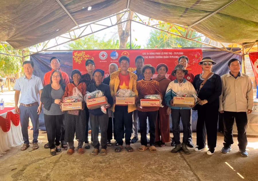 Tặng quà Tết cho hộ nghèo tại chợ Tết 0 đồng xã Đê Ar, huyện Mang Yang. Ảnh: Hồng Ngọc