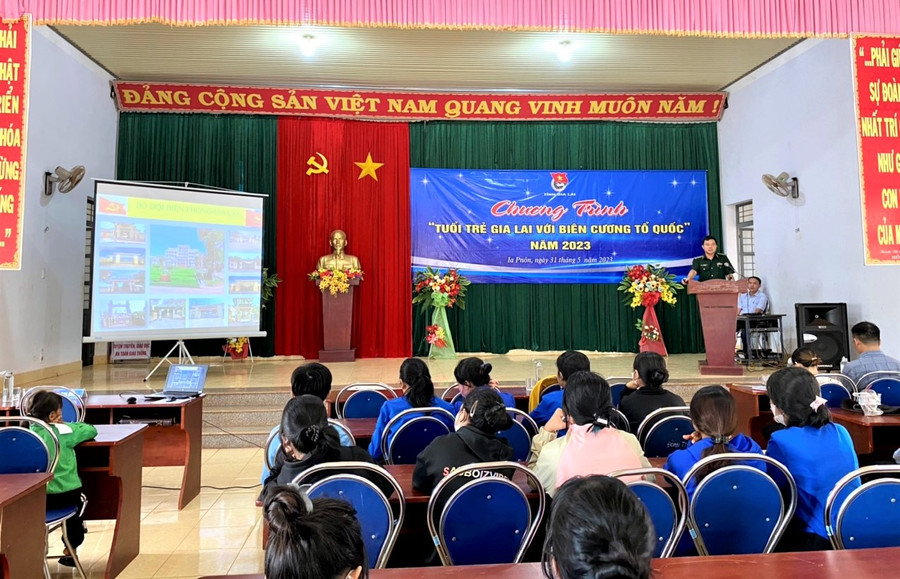 Quang cảnh buổi tuyên truyền. Ảnh: Hà Đức Thành