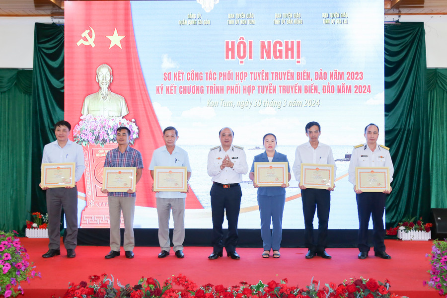Chuẩn Đô đốc Đỗ Văn Yên trao bằng khen của Bộ Tư lệnh Hải quân tặng các tập thể có thành tích xuất sắc trong công tác tuyên truyền. Ảnh: Công Hoan Chuẩn Đô đốc Đỗ Văn Yên trao bằng khen của Bộ Tư lệnh Hải quân tặng các tập thể có thành tích xuất sắc trong công tác tuyên truyền. Ảnh: Công Hoan