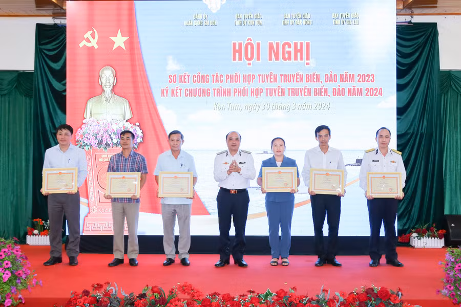 Chuẩn Đô đốc Đỗ Văn Yên trao bằng khen của Bộ Tư lệnh Hải quân tặng các tập thể có thành tích xuất sắc trong công tác tuyên truyền. Ảnh: Công Hoan