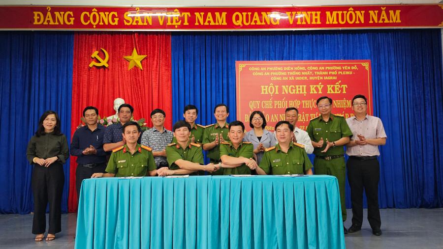Công an các phường thuộc TP. Pleiku và xã Ia Dêr (huyện Ia Grai) ký kết quy chế phối hợp. Ảnh: Bá Bính