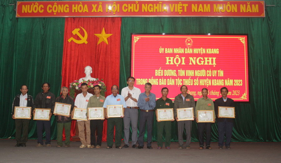 Lãnh đạo huyện Kbang trao giấy khen cho người có uy tín tiêu biểu. Ảnh: Hà Duyệt