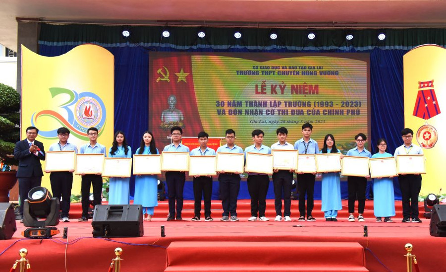 Các học sinh đạt giải trong các kỳ thi cấp quốc gia năm học 2022-2023 được tặng bằng khen của Chủ tịch UBND tỉnh. Ảnh: Ngọc Sang