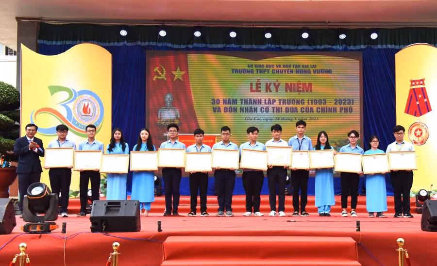 Các học sinh đạt giải trong các kỳ thi cấp quốc gia năm học 2022-2023 được tặng bằng khen của Chủ tịch UBND tỉnh. Ảnh: Ngọc Sang