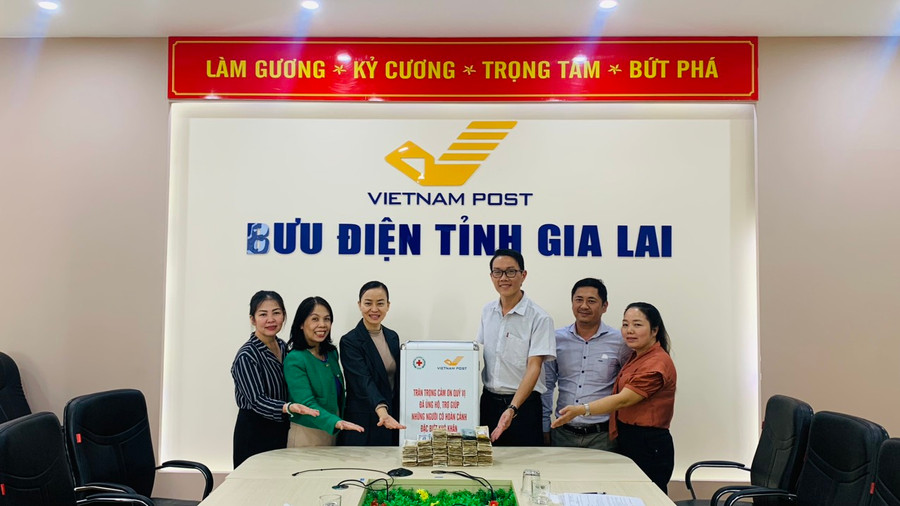 Lãnh đạo Hội Chữ thập đỏ tỉnh và Bưu điện tỉnh phối hợp mở “Thùng Quỹ Nhân đạo” năm 2023 đặt tại Bưu điện tỉnh Gia Lai. Ảnh: Hồng Ngọc