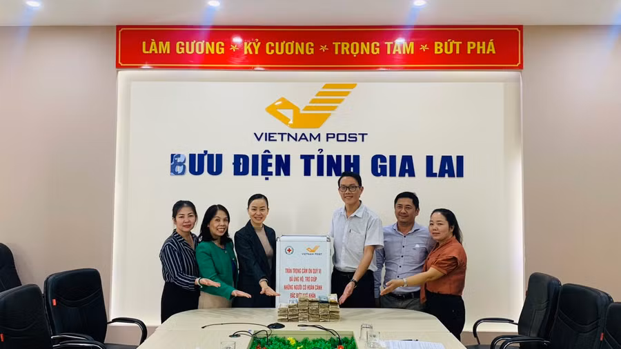 Lãnh đạo Hội Chữ thập đỏ tỉnh và Bưu điện tỉnh phối hợp mở “Thùng Quỹ Nhân đạo” năm 2023 đặt tại Bưu điện tỉnh Gia Lai. Ảnh: Hồng Ngọc